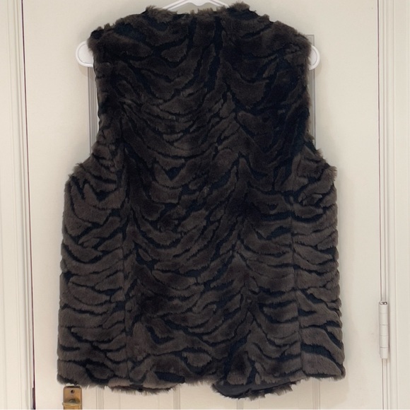 NWT Dana Buchman Faux Fur Textured Vest Size Medium Brown Plush Soft - Picture 3 of 3